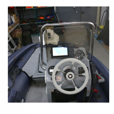 Рулевая консоль узкая со стеклом и рейлингом СкайБот